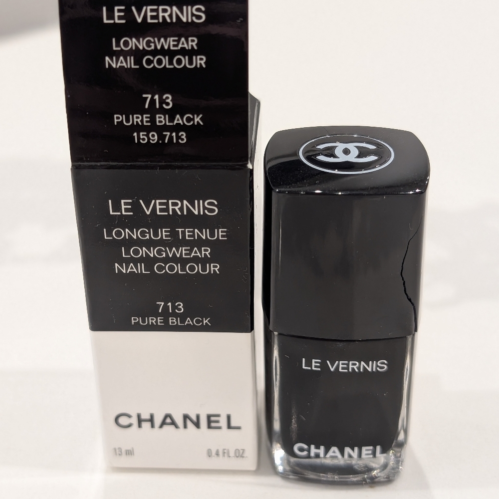 CHANEL Le Vernis Nail Colour in Pure Black
